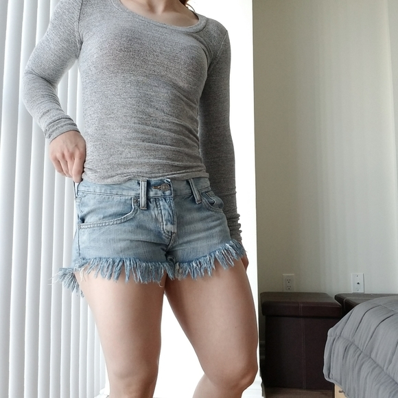 2/$25 Talula Low Rise shredded hem shorts size 27 - Picture 4 of 13